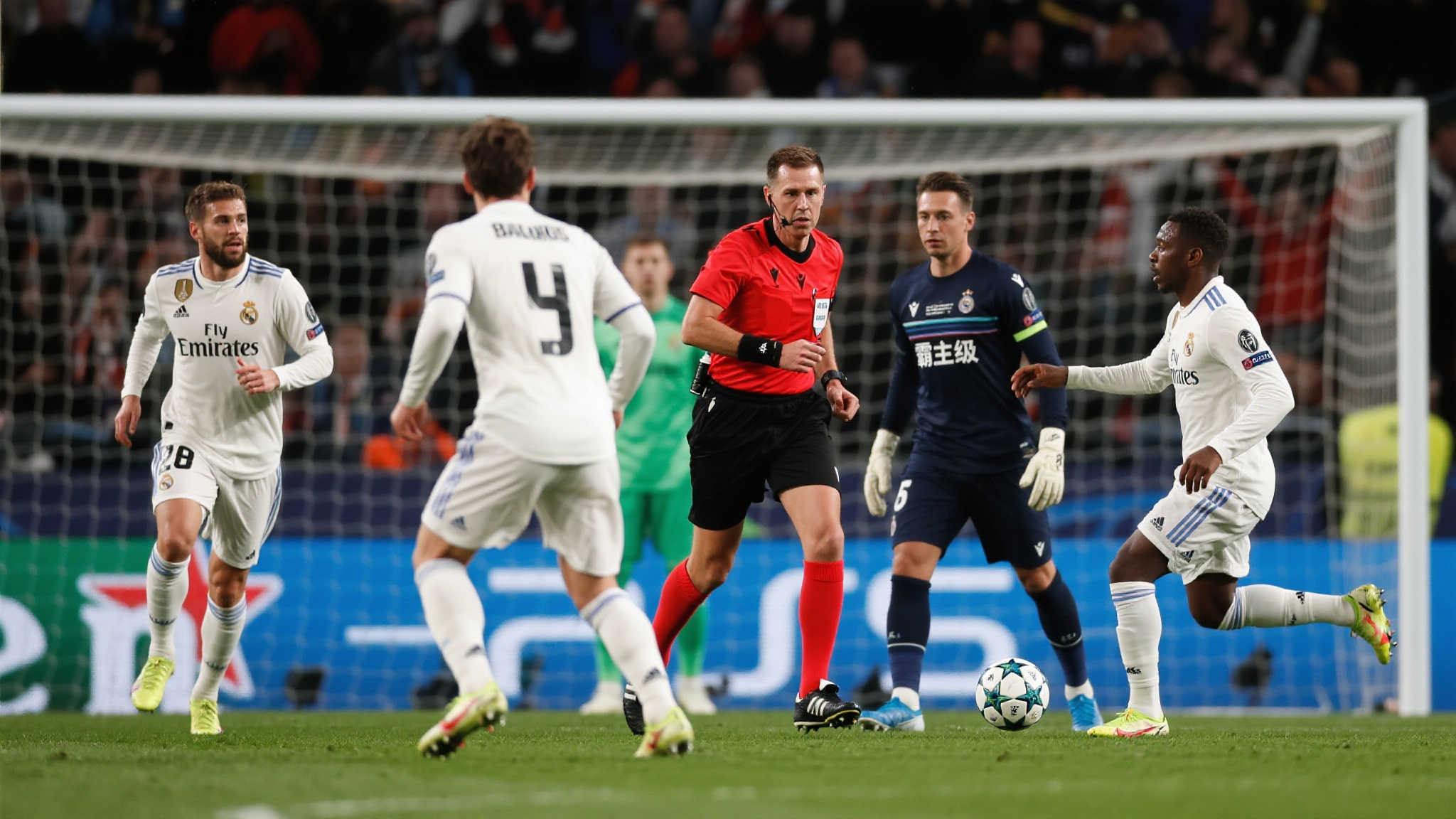 开场遭遇红牌劣势!欧冠劲旅怒轰三球逆转战局,末轮决战欧洲豪强! 强者的赛场,总能上演令人瞩目的瞬间。这不仅是运动员